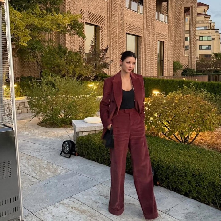 <p>Perempuan 26 tahun ini juga sering tampil elegan dan berkelas dengan <em>outfit </em>formal yang berhasil menuai pujian penggemar. &ldquo;Terlihat hebat dengan pakaian itu,&rdquo; tulis akun <em>@alex_milu****.</em> &ldquo;Kamu begitu cantik,&rdquo; tulis akun <em>@yswlove****.</em>&nbsp;&nbsp;(Foto: Instagram @you_r_love)</p>