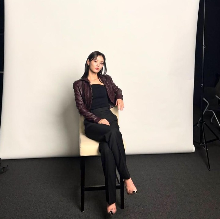 <p>Aktingnya sebagai <em>villain</em> kali ini berhasil menarik para penonton untuk menantikan episode berikutnya, Bunda. Namun, bukan hanya karena akting, Yoo Jung juga berhasil memikat hati para penggemar melalui pesonanya dalam padu padan <em>outfit.</em>&nbsp;&nbsp;(Foto: Instagram @you_r_love)</p>