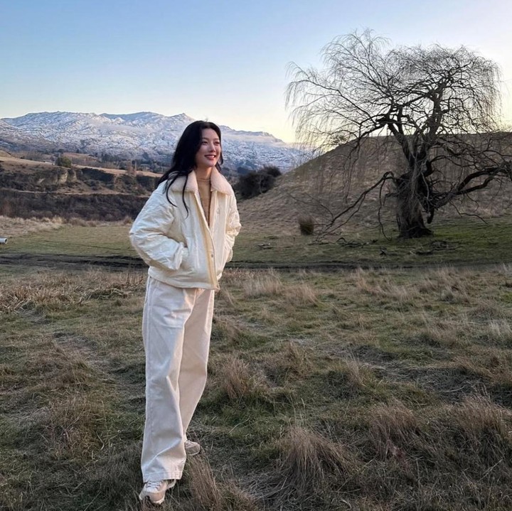 <p>Drama terbaru dengan genre<em> thriller</em> ini menceritakan kisah menegangkan tentang kejatuhan Baek Ah Jin, Bunda. Yoo Jung diketahui juga beradu akting bersama Kim Young Dae, Kim Yi Kyung, dan Bae Soo Bin.&nbsp;(Foto: Instagram @you_r_love)</p>