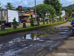 Warga Keluhkan Kerusakan Jalan di Depan RSUD Palabuhanratu
