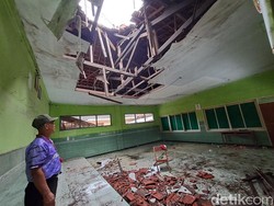 Ruang Kelas Rusak, Puluhan Siswa SD Jombang Belajar di Tempat Parkir