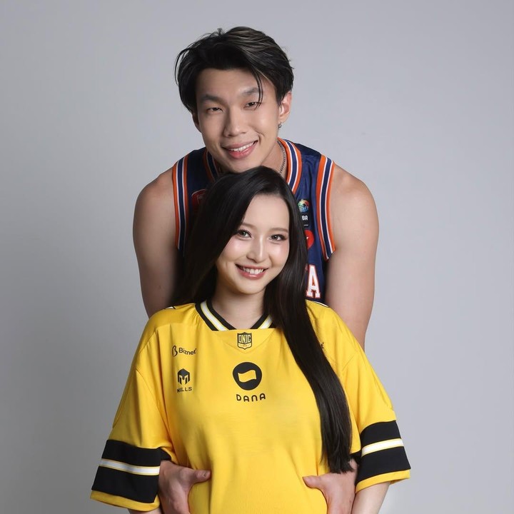 <p>Nita Vior sebentar lagi melahirkan anak pertamanya, Bunda. Saat ini, usia kehamilan Vior sudah memasuki trimester akhir. Jelang hari persalinan, Vior membagikan potret maternity shoot-nya dengan sang suami Vincent Rivaldi Kosasih. Beberapa waktu lalu, Vior dan suami telah mengungkap jenis kelamin anak pertama, yakni perempuan. (Foto: Instagram @nitavior)</p>