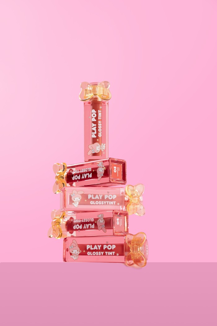 Diperkaya dengan Peptide dan Hyaluronic Acid, produk ini tidak hanya mempercantik, tetapi juga menjaga kelembapan serta menutrisi bibir agar tetap lembut sepanjang hari.