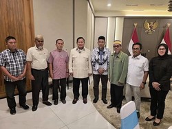 Momen Prabowo Teken Hak Rehabilitasi Pulihkan 2 Guru Luwu Utara