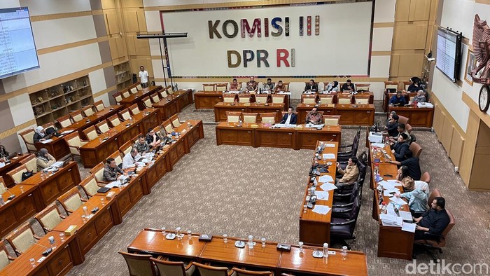 Rapat panja RUU KUHAP, di ruang rapat Komisi III DPR RI, kompleks parlemen, Senayan, Jakarta, Kamis (13/11/2025)