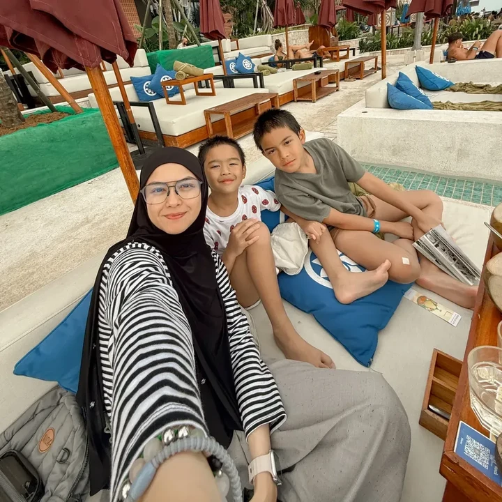 <p>Revalina S Temat resmi menikah dengan Rendy Aditya Gunawan pada 15 Maret 2015. Dari pernikahan ini, Revalina dikaruniai dua anak, yakni Rihga Sadiwasakti Rabbani dan Rajendra Satya Razzani. Sejak menikah dan menjadi Bunda, Revalina mulai mengurangi tawaran berakting di dunia hiburan. (Foto: Instagram @vatemat)</p>