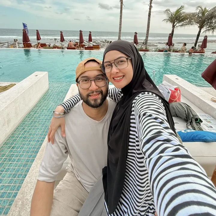 <p>Beberapa tahun belakangan, Revalina lebih banyak memilih tawaran akting di layar lebar atau film. Perempuan 39 tahun ini rehat dari sinetron karena waktu kerjanya yang kurang fleksibel. "Sinetron waktunya enggak ada ya, sedangkan anak-anakku itu sudah gede, jadi kayak pengin ngambil waktu yang lebih fleksibel saja," ungkap Revalina, dikutip dari YouTube <em>insertlive</em> belum lama ini. (Foto: Instagram @vatemat)</p>