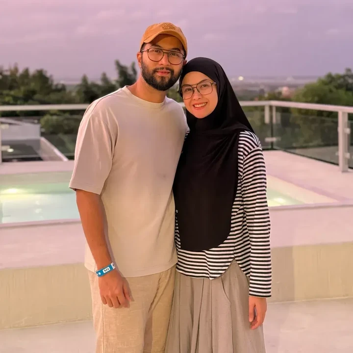 <p>Revalina yakin bahwa keputusannya untuk rehat dari sinetron adalah pilihan terbaik. Apalagi kini ia juga tengah disibukkan dengan bisnis yang dijalani di luar industri hiburan. "Aku sih percaya rezeki sudah diatur sama Allah. Jadi aku enggak main (sinetron) pun, ada aja, rezeki anak juga beda," ungkap perempuan kelahiran Jakarta ini. (Foto: Instagram @vatemat)</p>