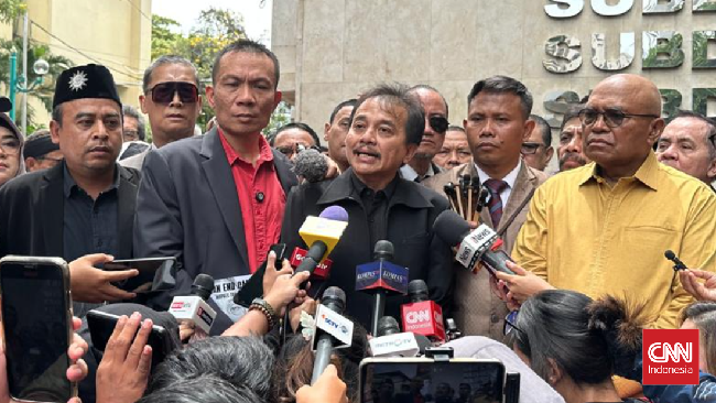 Kubu Roy Suryo Cs mengajukan permintaan 709 salinan dokumen kepada Polda Metro Jaya terkait kasus tudingan ijazah palsu Presiden ke-7 RI Joko Widodo (Jokowi).