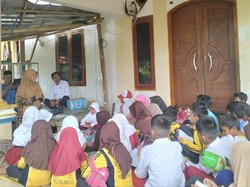 Siswa SDN 2 Ntonggu Belajar di Teras Warga, Sekolah Masih Disegel