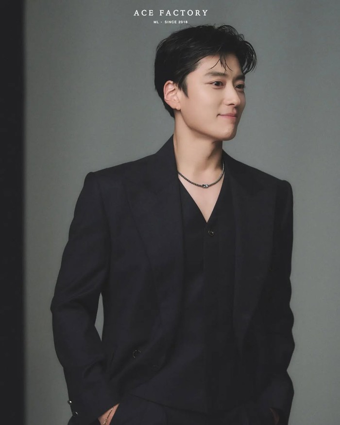 Tak heran banyak yang tak percaya bahwa pria kelahiran 1981 tersebut telah menjadi seorang ayah. Meski sudah menginjak usia 43 tahun, Jang Seung Jo terlihat makin awet muda./ Foto: instagram.com/ssangear1004