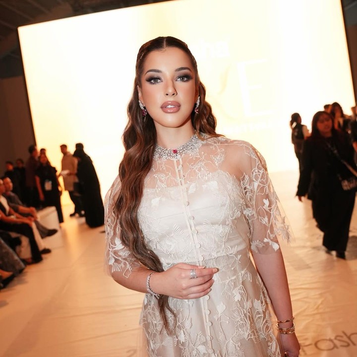 <p>Dalam akun Threads, Tasya juga mengunggah tulisan yang menuai sorotan netizen. Tulisan ini berisi tentang bagaimana Tasya mencoba melanjutkan hidup tanpa memikirkan omongan orang. "Aku sudah selesai untuk mencoba memperbaiki segalanya tentang diriku. Aku lebih suka menjadi nyata, dengan segala kekurangan, dan bebas. Orang boleh berkata apa saja, tapi mereka tak berhak menentukan harga diriku. Aku tahu siapa diriku, bahkan ketika aku sedang tidak dalam kondisi terbaikku. Biarkan mereka bicara. Aku sedang sibuk berkembang," ujarnya. (Foto: Instagram @tasyafarasya)</p>