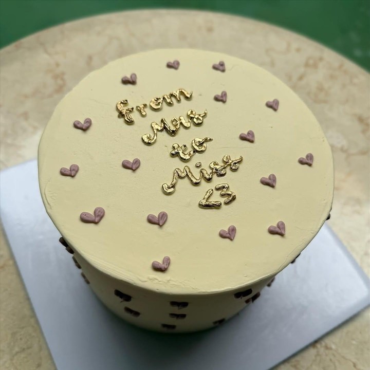 <p>Di foto lainnya, Tasya mengunggah foto kue bertuliskan '<em>from mrs to miss</em>', yang berarti 'dari nyonya menjadi nona'. Dalam unggahan ini, Tasya tidak menuliskan <em>caption</em> apa pun. Namun dalam <em>postingan</em> di akun Threads, Bunda dua anak ini menulis <em>caption</em> singkat tetapi penuh makna. "<em>Mood : Cringe but make it aesthetic</em>. (Merasa aneh atau tidak nyaman tapi buatlah lebih estetis)," tulisnya. (Foto: Instagram @tasyafarasya)</p>