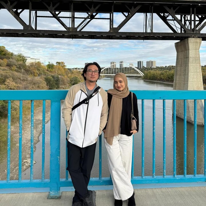 <p>Aktor Tengku Firmansyah sudah lebih dari setahun tinggal di Kanada bersama istrinya Cindy Fatika Sari dan kedua anaknya, yakni Keanu dan Omar. Pria 48 tahun ini pindah ke Kanada untuk mendampingi kedua anaknya yang ingin melanjutkan pendidikan di sana, Bunda. (Foto: Instagram @tengku_firmansyah)</p>