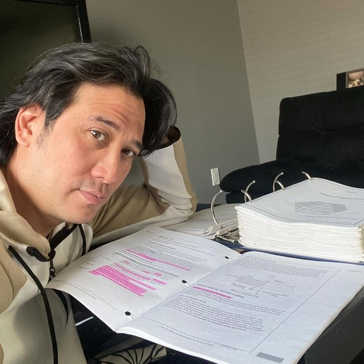 <p>Melalui unggahan ini, Tengku Firmansyah menuliskan kalimat penyemangat untuk diri sendiri. Ia berharap bisa melewati segala rintangan yang akan dihadapi selama perkuliahan. "<em>Study Mode</em>, semangaaaatt walau rintangan menumpuk setinggi gunung..<em> La hawla wala quwwata illa billah. Bismillah.. first day welding school</em>," tulisnya. (Foto: Instagram @tengku_firmansyah)</p>