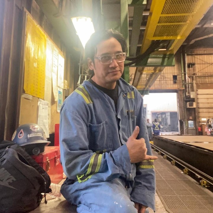 <p>Selama tinggal di Kanada, Tengku Firmansyah juga mencari kesibukan dengan bekerja, Bunda. Alih-alih melanjutkan karier akting, Tengku Firmansyah menjajal karier baru sebagai tukang las (welder) di salah satu perusahaan manufaktur. Melalui unggahan di Instagram, ayah tiga anak ini sering membagikan rutinitasnya saat bekerja dengan menggunakan seragam biru. (Foto: Instagram @tengku_firmansyah)</p>