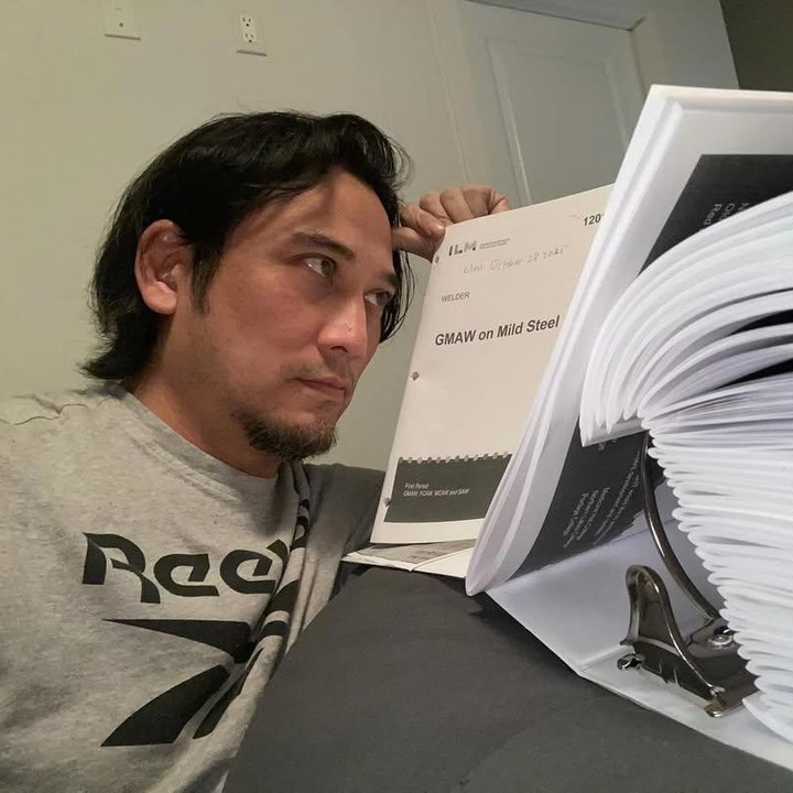 <p>Setahun setelah bekerja menjadi welder, Tengku Firmansyah baru-baru ini mengungkap keputusannya untuk kuliah teknik las di Northern Alberta Institute of Technology (NAIT) di Kanada. Pria kelahiran Bandung ini sempat mem-<em>posting</em> fotonya saat duduk bersama tumpukan buku kuliah. (Foto: Instagram @tengku_firmansyah)</p>