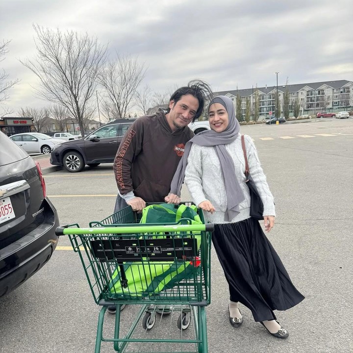 <p>Tengku Firmansyah menjalani perkuliahan di tengah kesibukannya bekerja. Meski sibuk, ia tak lupa untuk <em>quality time</em> dengan keluarga. Dalam salah satu unggahan, Tengku Firmansyah pernah membagikan kesibukannya menjalani rutinitas harian. "Kuliah dari pagi sampe jam 2 siang, nemenin Cindy<em> grocery shopping</em> (tumben2an dia ngga kerja di hari Jumat), sholat Jumat, anter Omar potong rambut. Sampe rumah lanjut belajar lagi, <em>so much fun</em>," ungkapnya. (Foto: Instagram @tengku_firmansyah)</p>