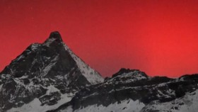 Melihat Aurora Borealis Merah Langka di Italia Imbas Badai Matahari