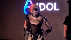 Momen Robot Humanoid Pertama Buatan Rusia Jatuh saat Debut Perilisan