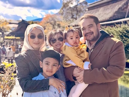 5 Potret Terbaru Tya Arifin Bareng Keluarga, Tinggal di Malaysia & Jadi Pengusaha Jamu