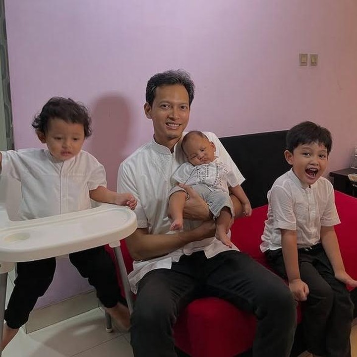<p>Nama Fedi Nuril pastinya sudah tak asing lagi bagi para pencinta film Indonesia. Setelah menikah dengan Vanny Widyasasti pada 17 Januari 2016. Sembilan tahun membangun rumah tangga, pasangan ini kini sudah dikaruniai tiga orang putra.&nbsp;Mereka adalah Hasan Fadhillah Nuril, Aksa Ganindra Nuril, dan si bungsu Kay Mahdi Nuril. (Foto: Instagram @calystavannyws)</p>