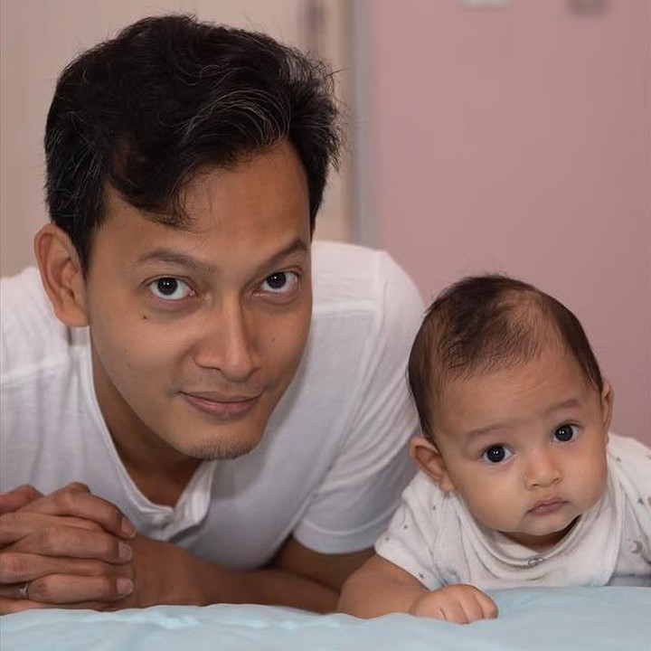<p>Sejak anaknya masih kecil, Fedi Nuril selalu aktif terlibat mengasuh, Bunda. Melihat hal tersebut, Vanny pun menyampaikan ucapan terima kasih kepada sang suami bertepatan di Hari Ayah kemarin. "Terima kasih telah menjadi Ayah yang hangat, menyenangkan, dan penuh perhatian yang selalu ada untuk mereka, terima kasih telah memimpin keluarga kecil kami yang manis," kata Vanny dikutip dari Instagram <em>@calystavannyws.</em> (Foto: Instagram @calystavannyws)</p>