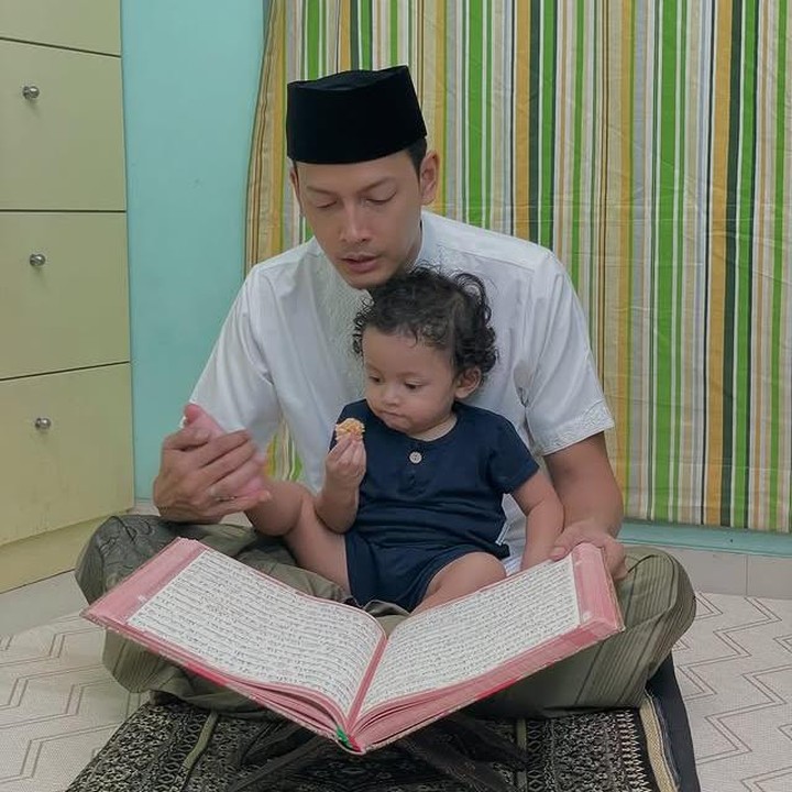 <p>Tak hanya menemani anaknya bermain, Fedi Nuril juga sangat telaten mengenalkan pendidikan agama kepada anaknya. Seperti terlihat dalam potretnya ini, saat ia sedang mengaji, sang anak pun ikut duduk bersamanya, Bunda. (Foto: Instagram @calystavannyws)</p>