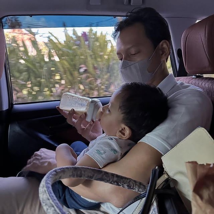 <p>Dalam potret lainnya, ia juga tampak sigap membantu sang anak saat sedang meminum susu, Bunda. Melihat unggahan tersebut, tak sedikit warganet yang menilai kalau Fedi Nuril sangat patut disebut sebagai <em>family man</em>. "<em>Real life family</em> man bgt," kata<em> @vil****</em>. "Ayah juara sih Van. Keren..libur kerja dirumah masi mau gantiin pokok anak2,nyempetin mandiin anak2, ganti baju mereka, beresin mainan anak2 sampe rapi lagi tiap malam. Ayah yg sempurna," tulis <em>@sus****</em>. "Dia menjadi Ayah yang baik dan suami yang baik," tambah <em>@__nn****</em>. (Foto: Instagram @calystavannyws)</p>
