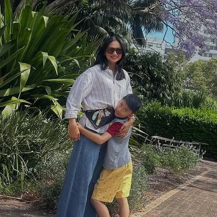 <p>Seperti pada potretnya ini, Xavier terlihat <em>hangout</em> bersama sang Bunda sambil menikmati sejuknya udara di kota Sydney. Rini pun merasa bersyukur atas kebahagiaan yang kini menghiasi hari-harinya, Bunda. "Bersyukur atas semua kebahagiaan kecil," kata Rini melalui Instagramnya. (Foto: Instagram @riniyulianti)</p>