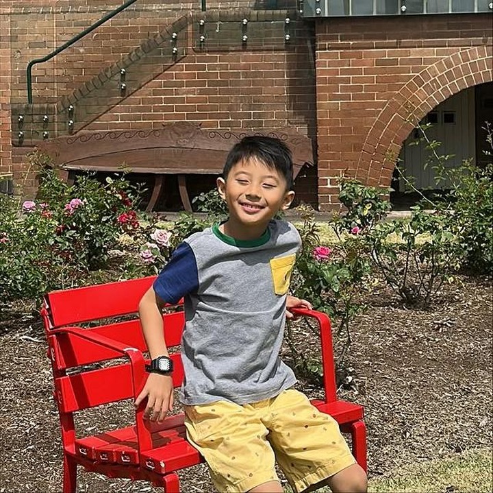 <p>Dalam unggahan lainnya, Rini juga sempat mengabadikan momen saat Xavier tengah asyik duduk di bangku taman. Bocah berusia tujuh tahun ini tampak selalu <em>happy</em> menjalani kehidupan barunya di luar negeri, Bunda. (Foto: Instagram @riniyulianti)</p>