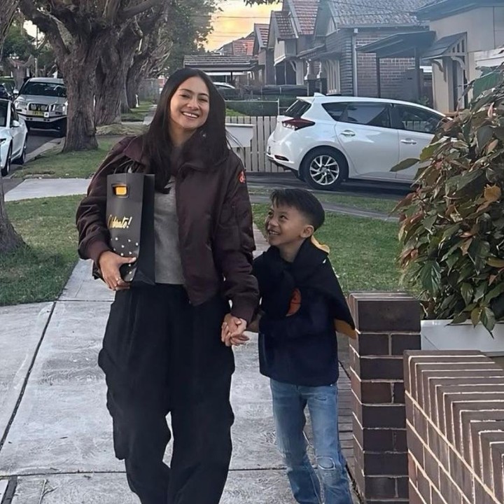 <p>Meski hampir setiap waktunya dihabiskan bersama sang Bunda, Xavier selalu tampil ceria. Hal ini terlihat jelas dalam potretnya saat mereka tengah asyik berjalan-jalan bersama. "Jalan-jalan sederhana, hati yang penuh. Obrolan <em>random</em>, tapi ketawa terus. Inilah momen-momen yang tak ingin pernah aku lupakan," tulis Rini. (Foto: Instagram @riniyulianti)</p>