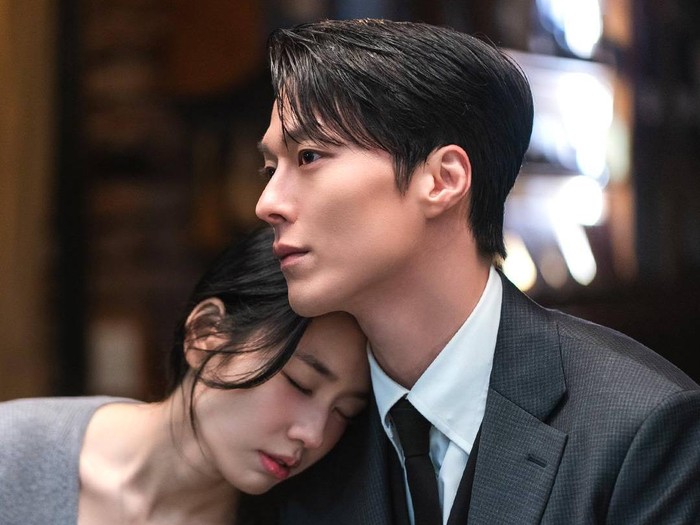 Setelah belakangan ini muncul drama dengan tema yang cukup berat, kini kamu bisa menyaksikan drama percintaan yang ringan lagi. Salah satunya seperti Dynamite Kiss.