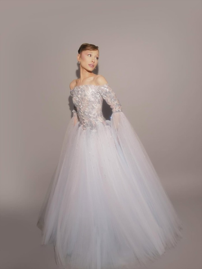 Ariana Grande di premier Wicked: For Good, Singapura. Ia mengenakan ballgown kreasi Thom Browne.