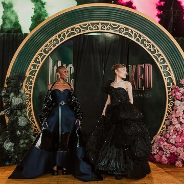 Ariana Grande & Cynthia Erivo Memesona di Premier Wicked: For Good di London dan Singapura