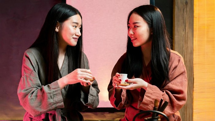 Tanda ekstrovert sejati adalah ramah dan terbuka. Ia mudah didekati.