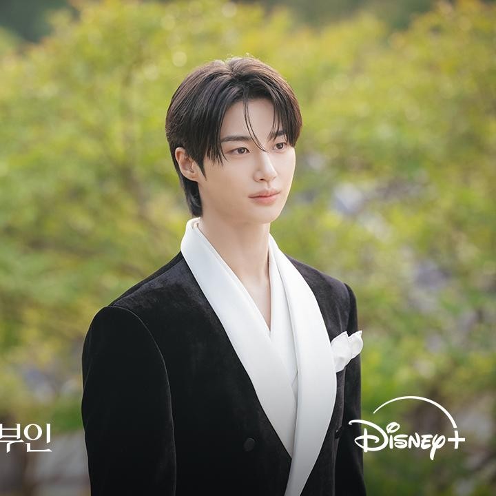 <p>Siapa yang tak kenal dengan aktor tampan satu ini? Byeon Woo Seok kembali mencuri perhatian penggemar lewat drama terbarunya yang berjudul <em>Perfect Crown.</em> Dilansir dari laman <em>Soompi,</em> ia berperan sebagai Pangeran Agung Yi Wan, seorang pria yang terlepas dari garis keturunan kerajaannya, hidup dalam kekurangan. Drama yang juga dibintangi oleh penyanyi sekaligus aktris IU ini dikabarkan akan tayang perdana pada 2026 mendatang. (Foto: Instagram @disneypluskr)</p>
