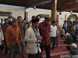 PB XIV Mangkubumi Salat Jumat Perdana di Masjid Agung Keraton Sejak Dinobatkan Jadi Raja