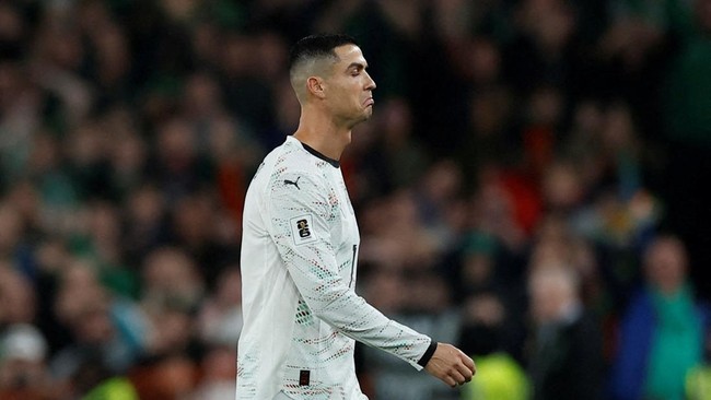 Cristiano Ronaldo mendapatkan kartu merah dalam laga Irlandia vs Portugal di Kualifikasi Piala Dunia 2026. Berikut kronologi insiden tersebut.