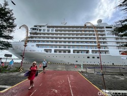 Masuk ke Perut Silver Moon: Hotel Laut 11 Lantai yang Sandar di Benoa