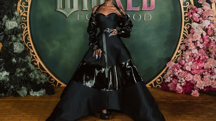 Penampilan Cynthia Erivo di premier Wicked: For Good, London. Ia mengenakan ballgown dari Prada.