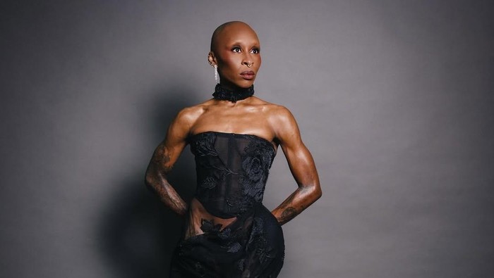 Cynthia Erivo di premier Wicked: For Good, Singapura. Ia mengenakan gaun rancangan Vivienne Westwood.