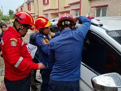 Damkar Bogor Evakuasi Balita 2 Tahun Terjebak di dalam Mobil