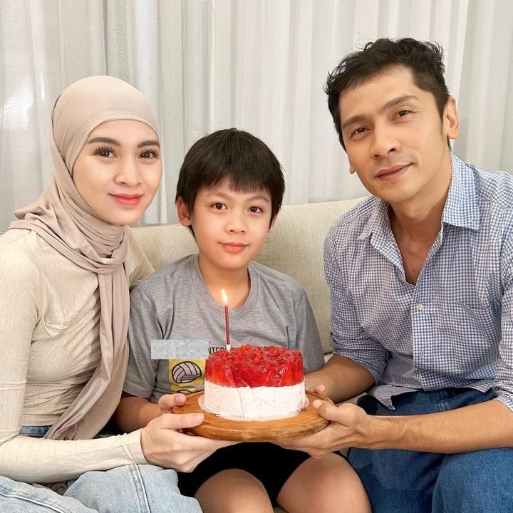 <p>Si sulung Alfarizqi Svarga Nugroho atau akrab disapa Vaga lahir pada 12 November 2014. Belum lama ini, ia baru saja merayakan ulang tahunnya yang ke-10, Bunda. (Foto: Instagram @donitabhubiy)</p>
