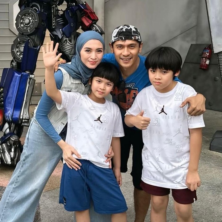 <p>Setelah membangun rumah tangga sejak tahun 2014, pasangan artis Donita dan Adi Nugroho kini sudah dikaruniai dua orang putra. Mereka adalah Athariz Alfarizqi Svarga Nugroho dan Parvaiz Farezell Shaquill Nugroho. (Foto: Instagram @donitabhubiy)</p>