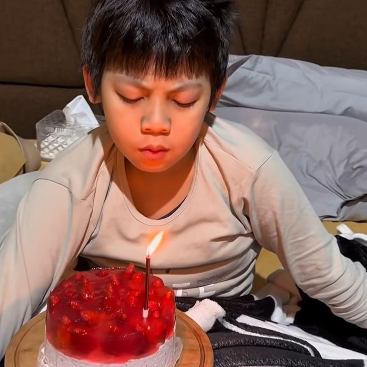 <p>Dalam unggahannya, Bunda dua anak ini juga menuliskan ucapan manis dan doa terbaik untuk sang putra di hari ulang tahunnya. "Teruntuk mas Vaga, selamat ulang tahun yah nak.. terimakasih 10 tahun ini sudah hadir dan jadi guru terbaik dalam kehidupan momma poppa sebagai orang tua.. semoga Allah jaga dan berkahi mas Vaga selalu,, mas Vaga tumbuh sehat sempurna, bahagia, sukses, shaleh, di sayang Allah dan semua.. dan bisa menjadi penyejuk hati keluarga kita. semoga berkurang juga yah mas random dan curhat di soal-soal ujian dan tugas-tugas sekolah," tulis Donita. (Foto: Instagram @donitabhubiy)</p>