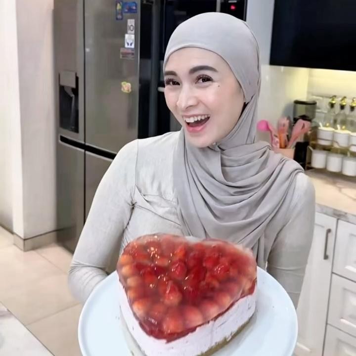 <p>Untuk memeriahkan hari spesial sang anak, Donita memberikan kejutan manis dengan menyiapkan kue ulang tahun yang tampak cantik, Bunda. "Bon Appetit Strawberry Cake yang hadir hanya saat perayaan di rumah karena tentu aku mager bikinnya..hahaha," kata Donita lewat Instagramnya. (Foto: Instagram @donitabhubiy)</p>