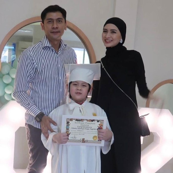 <p>Biasanya saat ulang tahun anak-anak sudah pasti meminta kado. Namun berbeda dengan Vaga, putra sulung Donita ini justru hanya meminta izin makan mie goreng untuk pertama kalinya, Bunda. "Di umur sepuluh tahun, enggak minta kado, mintanya boleh cobain mie instan. Mie instan pertama Mas Vaga dalam hidup," tutur Donita. (Foto: Instagram @donitabhubiy)</p>