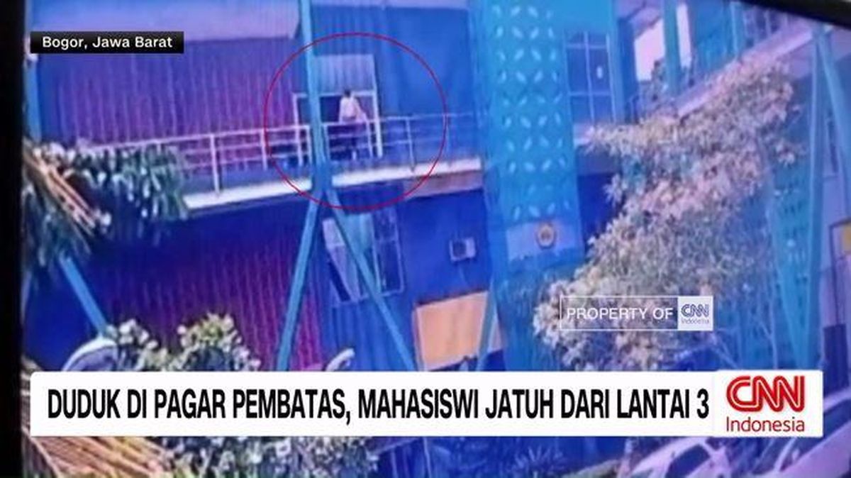 VIDEO: Duduk di Pagar Pembatas, Mahasiswi Jatuh dari Lantai 3