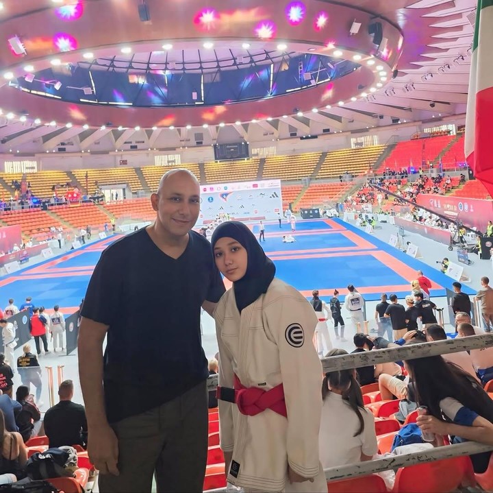 <p>Hal itu diketahui langsung lewat unggahan terbaru Lyra di akun Instagram pribadinya. Ia membagikan beberapa momen saat sang putri mengikuti kejuaraan Jujitsu Internasional di Bangkok, dan ditemani juga oleh ayahnya.&nbsp;(Foto: Instagram @lyravirna)</p>